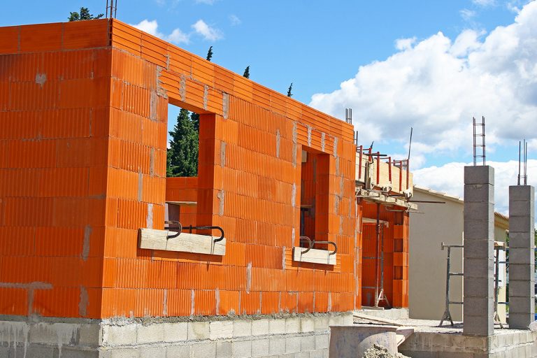 Maison en brique ou parpaing
