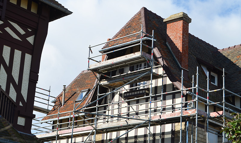 Travaux sur une maison à colombage